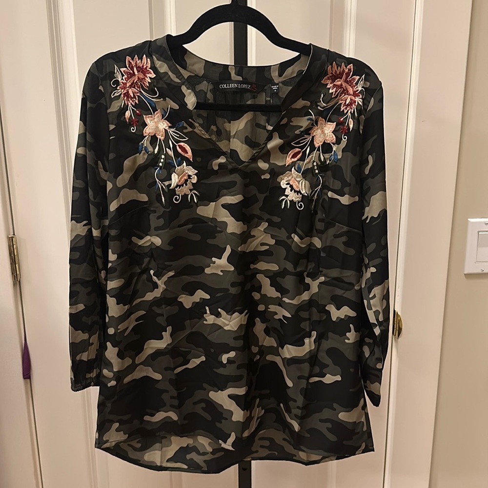 Colleen Lopez Embroidered Camo Top NEW - Picture 2 of 8